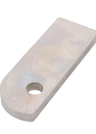 This AGCO Plate Link (716921050022), a rectangular metal plate with a rounded end and a single circular hole near the edge, is designed with precision, mirroring the reliable engineering of a Fendt Vario.